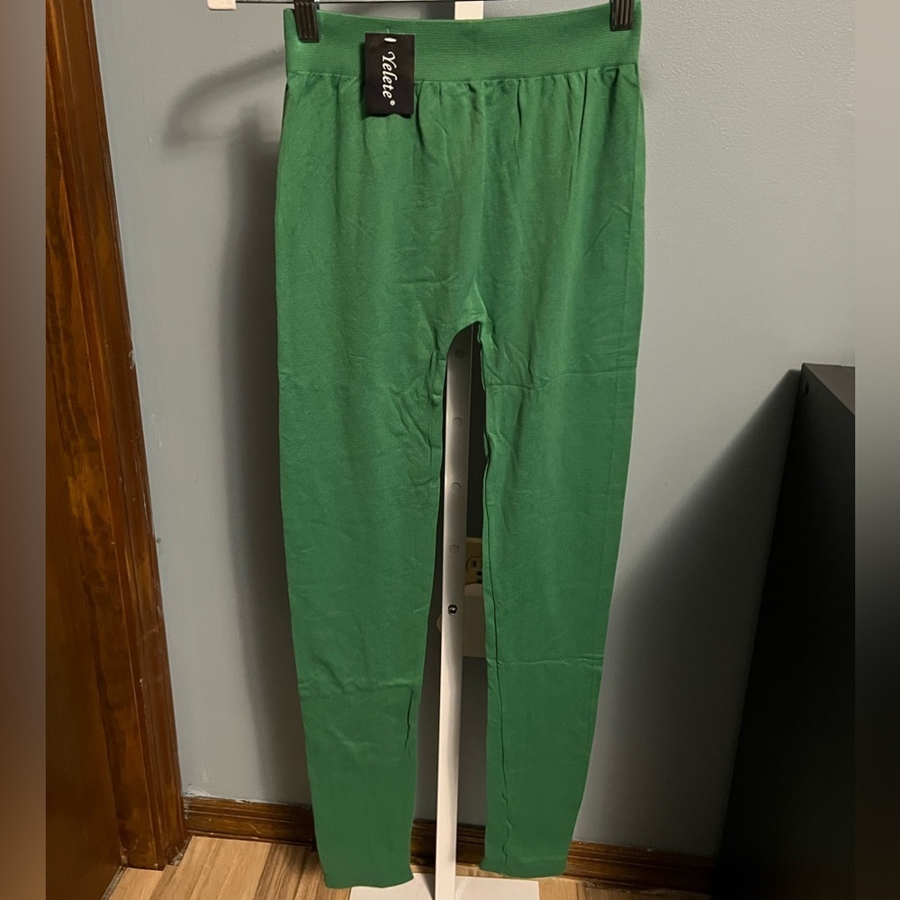 Yelete Light Weight Green Leggings NWOT One Size (most likely XS/Small)